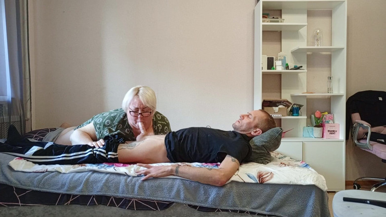 Zona901: 继母吮吸最后一滴精液