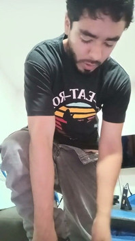 Um Garanhão Corpulento Em Jeans, Gemendo