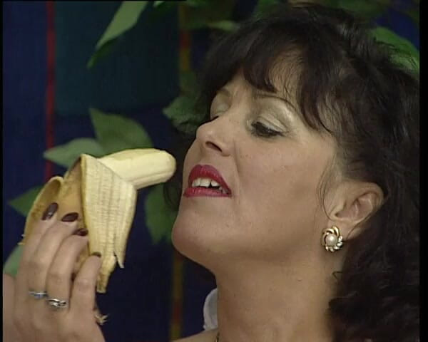 YOUR FIRST PORN: Meine Lesbische Stiefmutter Mit Liebes Kugeln - Minha madrasta lésbica com...