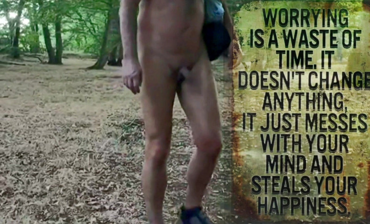 MaleModel: 알몸으로 걷는 시골에서