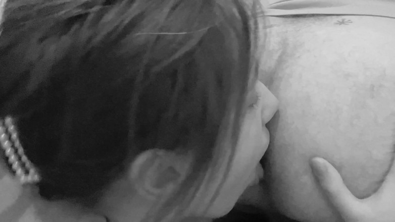 Raxxxbit: Порноеллія жорстко смокче язиком красиву дупу