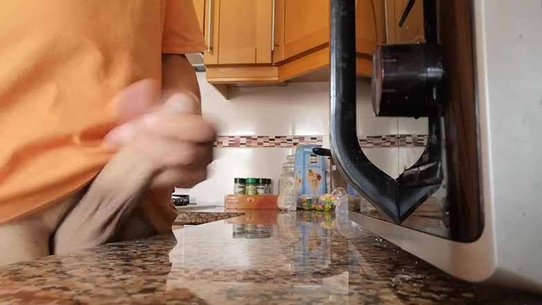 Rafael Torreano: Assista me gozar no balcão da cozinha