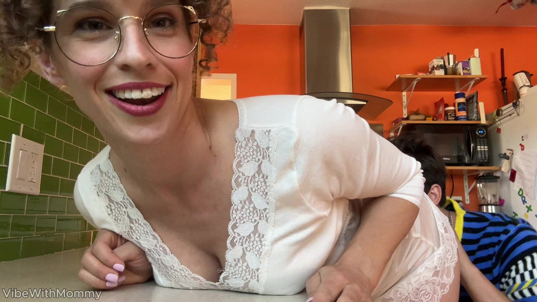 VibeWithMommy: エッチなビデオブロガー継母が大学生の男とセックスする