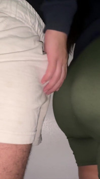 Frau Mit Dickem Arsch Berührt Den Penis Eines Fremden