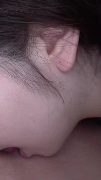 Saat mandi: aku ngintip dari jendela dan melihat gadis yang tenang masturbasi di kamar mandi.