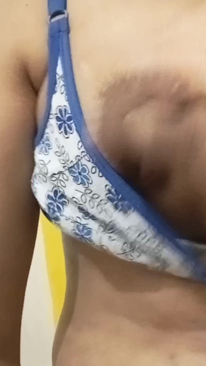 desilaunda96: Bhabhi India Dengan Susu Besar Ditekan Buah dada dan pepek...