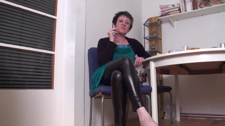 Femdom Austria: สาวผมน้ำตาลวัยผู้ใหญ่สลัทสูบบุหรี่