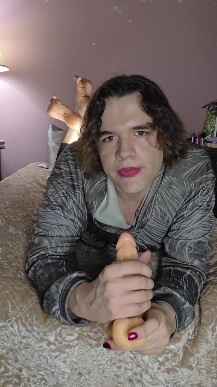 Miss Dimples: Nonbinary femboy "poz" yaparken biraz gırtlak eğitimi yapıyor