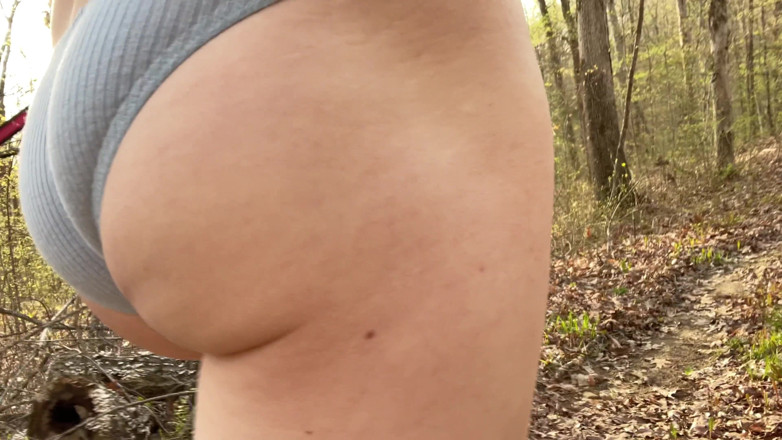Little Butt: Uită-te la fundul meu bombat care sare în timp ce mă...