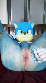 Sonic mengongkek dirinya dengan dildo