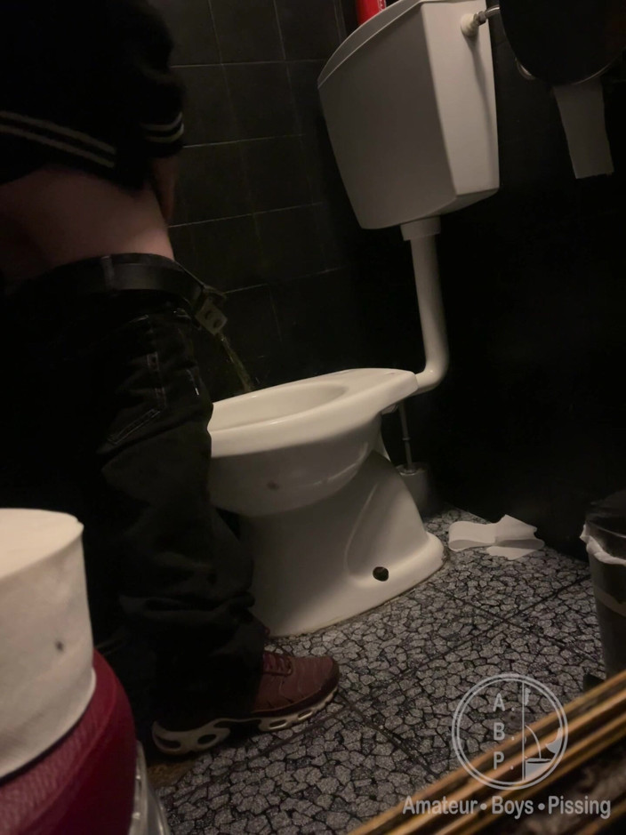 AmateurBoysPissing: 业余异性恋男孩在酒吧洗手间撒尿被抓