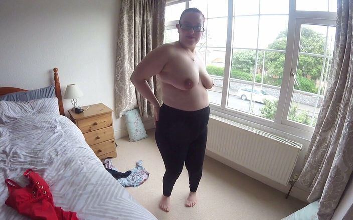 Horny vixen: Soția probează un costum de baie nou