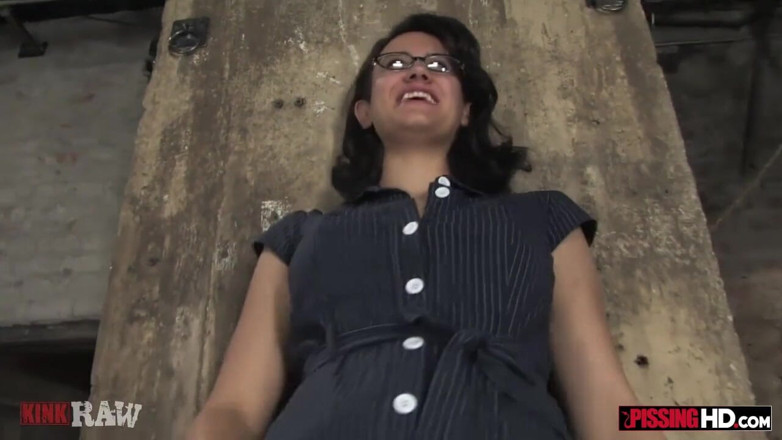 Pissing HD: Peituda nerd gamer menina tem um fetiche secreto de xixi