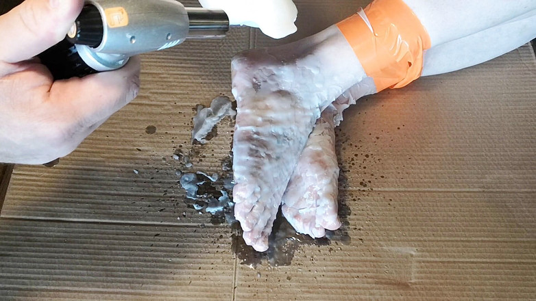 Bouncy Tits Action: 私の足にホットキャンドルワックスパート2