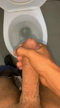 Melancap di tandas di tempat kerja