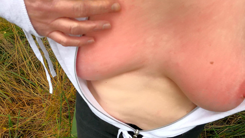 Bouncy Tits Action: Використовуючи свої цицьки для розваги - їй буде боляче