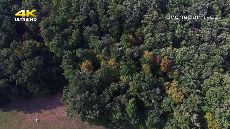 Peaches and Bananas: La nudiste Klara filmée par un drone
