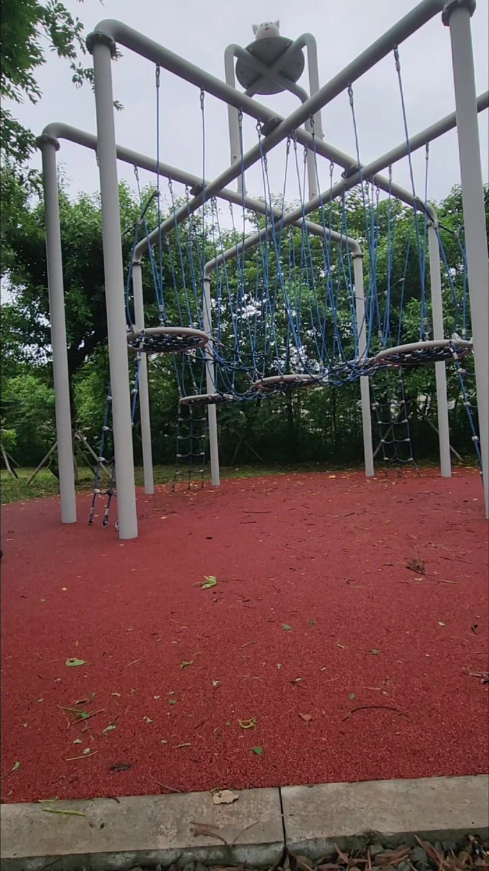 NotAFuta: パークのメイド・エキシビショニスト