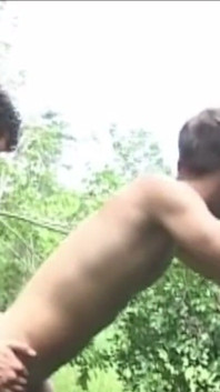 两个人在森林里