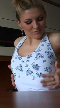 Kleine titten euro-teen penny Dildo-masturbation auf dem Tisch