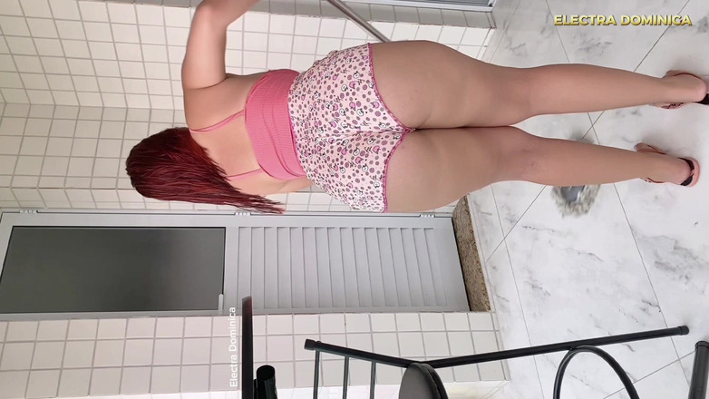 Curious Electra: यह नौकरानी बहुत सुंदर है, वह मुझे वासना से पागल कर देती है