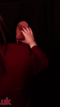 Student suger kuk vid Gloryhole