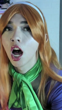 Cosplay Puv Daphne Burp Challenge with Scooby Taser