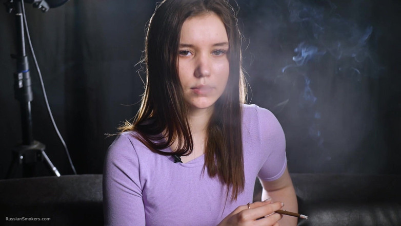 Russian Smokers: 和可爱的女士在秋季公园抽烟