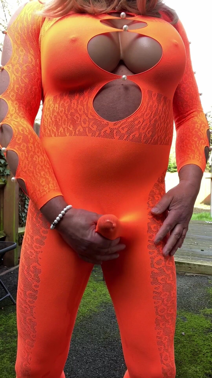 Kellycd2022: Amateur transvestiert kellycd2022 sexy MILF pisst in meinen body