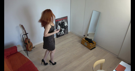 Milfs and Teens: Zrzavá milfka v černé sukni dělá sexy selfie před zrcadlem
