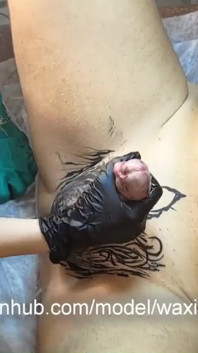 Elle fait un body art intime à un mec