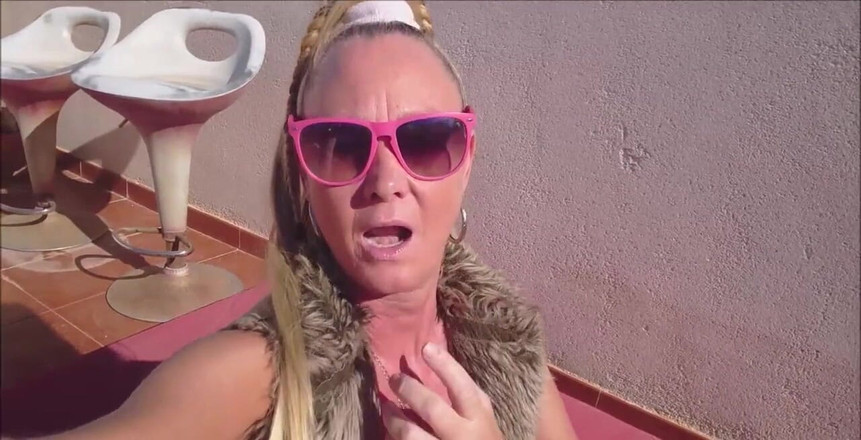 Natalie K: 外で私のバルコニーで、私の猫を指で