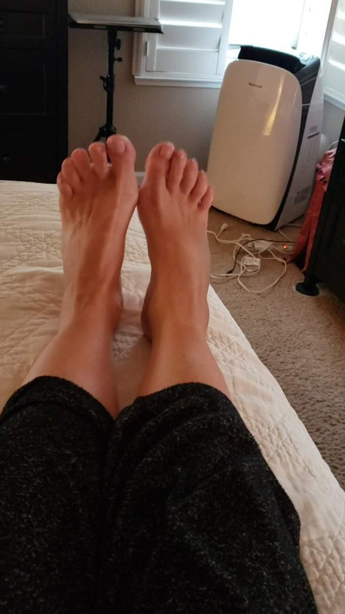 JessRyan: Oh No! MILF Camgirl Jess Ryan Foot Problems