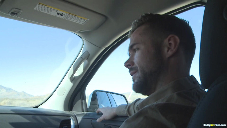 Daddy Sex Files: O homem da empresa está arrumando as malas