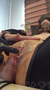 Urethrale training ... er wordt een metalen staaf in de plasbuis gestoken... Uitstekend vaginaal vlees ... Druipend urine en liefdessap ...