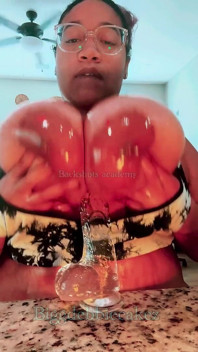 Menggoda kontol itu dengan toket besarku