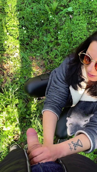 Branlette dans la forêt : un couple devient coquin - elle exhibe ses seins et lui fait une branlette sournoise dans les bois