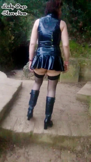 Lady Oups: Lady Oups Buttplug i lateksowa sukienka w drewnie