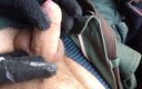 Mature cunt: POV, gants noirs, branlette dans un bus