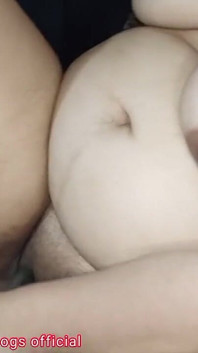 Netu cavalca un dildo bianco desi e si infila nella figa