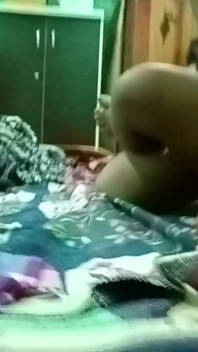 Индийская симпатичная возбужденная замужняя бхабхи скачет на большом хуе и делает полное обнаженное секс-видео в середине ночи в фермерском доме