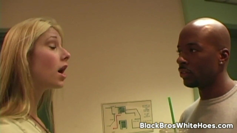 Black Bros White Hoes: Блондинка порнозірка Крістал Рей займається міжрасовим сексом з чорношкірим чоловіком