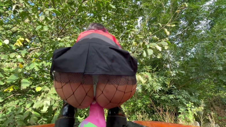 Hayley Quinn: PAWG Slut Rides Patrick Star Dildo on Landrover Defender Bonnet