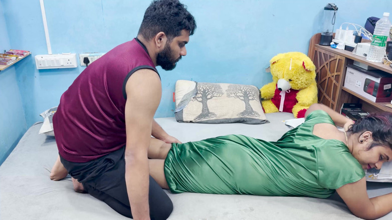 Vaigavarun45: Mallu Menina massagem corporal e foda dura no quarto enquanto...