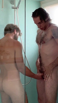 J’ai surpris mon ami sous la douche et je l’ai fessé