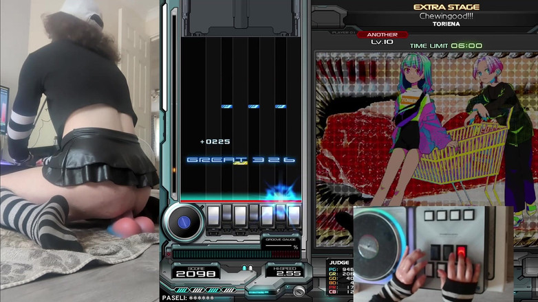 Rainbow Femboy: Femboy Raine cavalgando brinquedos enquanto joga beatmania iidx