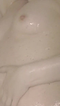 Milf in de badkamer speelt met een dildo