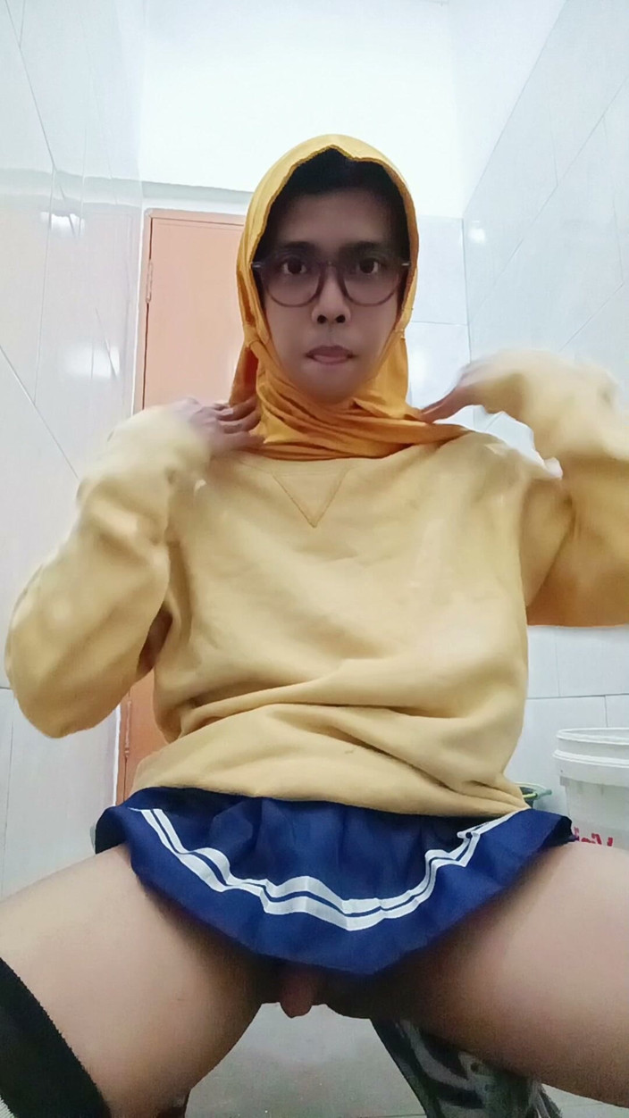 MaureenNadh: Hijab asiatico effeminato si masturba in pubblico nel bagno dell'ufficio