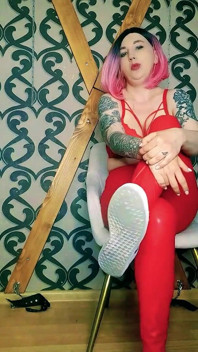 Lady angela piedi nudi e sneakers leggings in lattice rosso fetish dominazione femminile