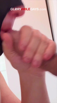 Un beau-père marié désespéré éjacule rapidement et fort dans la bouche au gloryhole